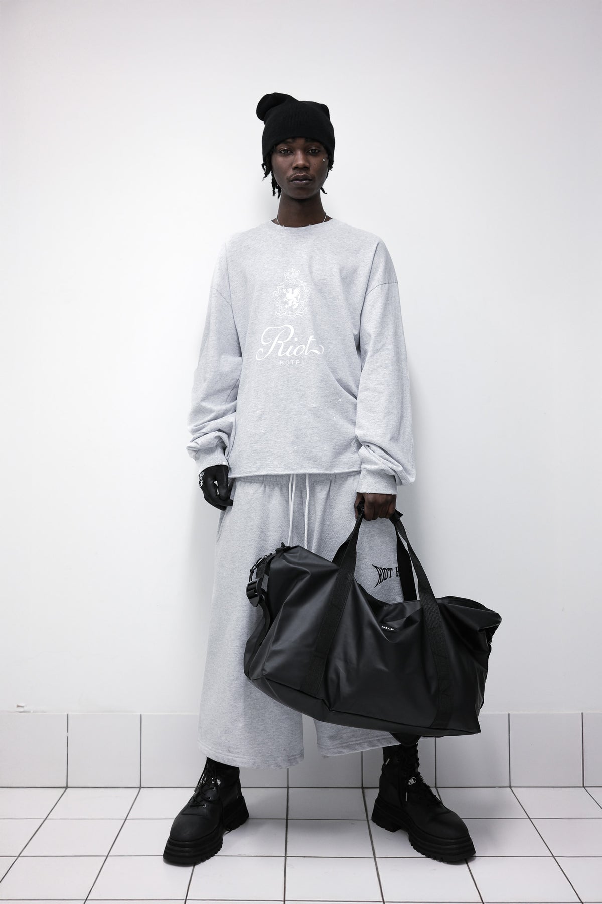 GREY RIOT HOTEL LONGSLEEVE