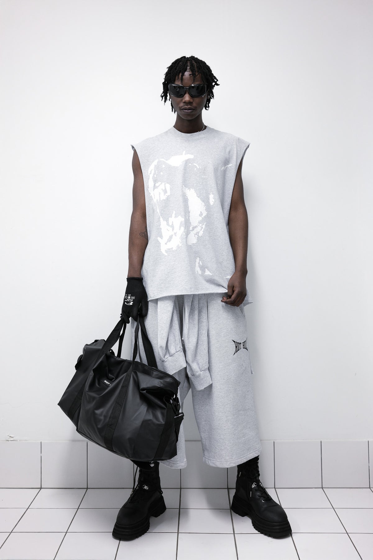 GREY MILITIA CAPRI SWEATSHORTS