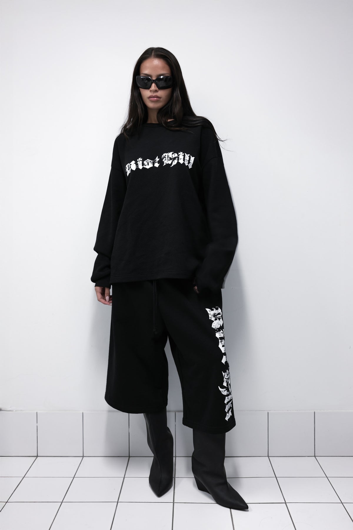 BLACK CAPRI SWEATSHORTS